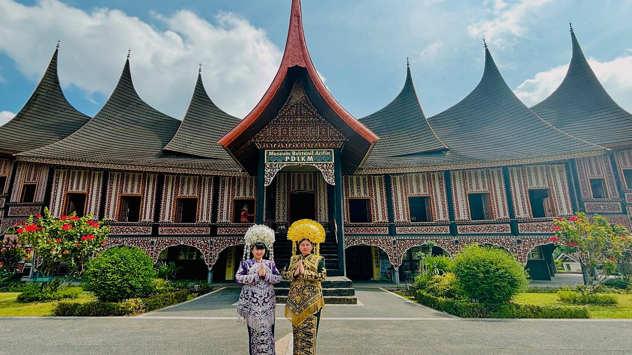 Berkonsepkan lawatan mesra muslim melawat ke tempat menarik di Padang dan Bukit Tinggi Minangkabau